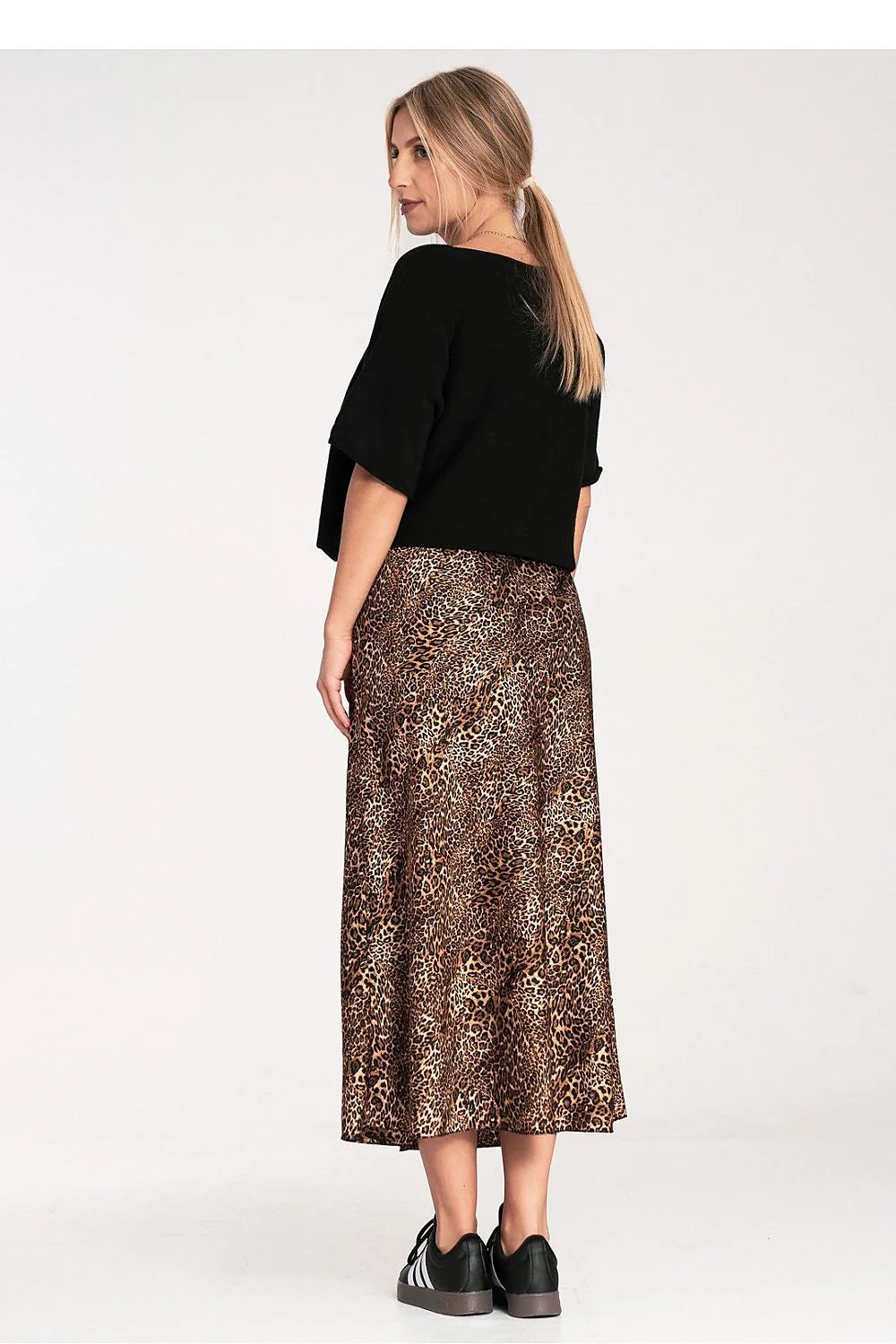 blouse top oversize noir coupe boxy courte manchescourtes larges encolurearrondie maillelegere souple fluide viscose acrylique laine casualchic minimaliste contemporain polyvalent