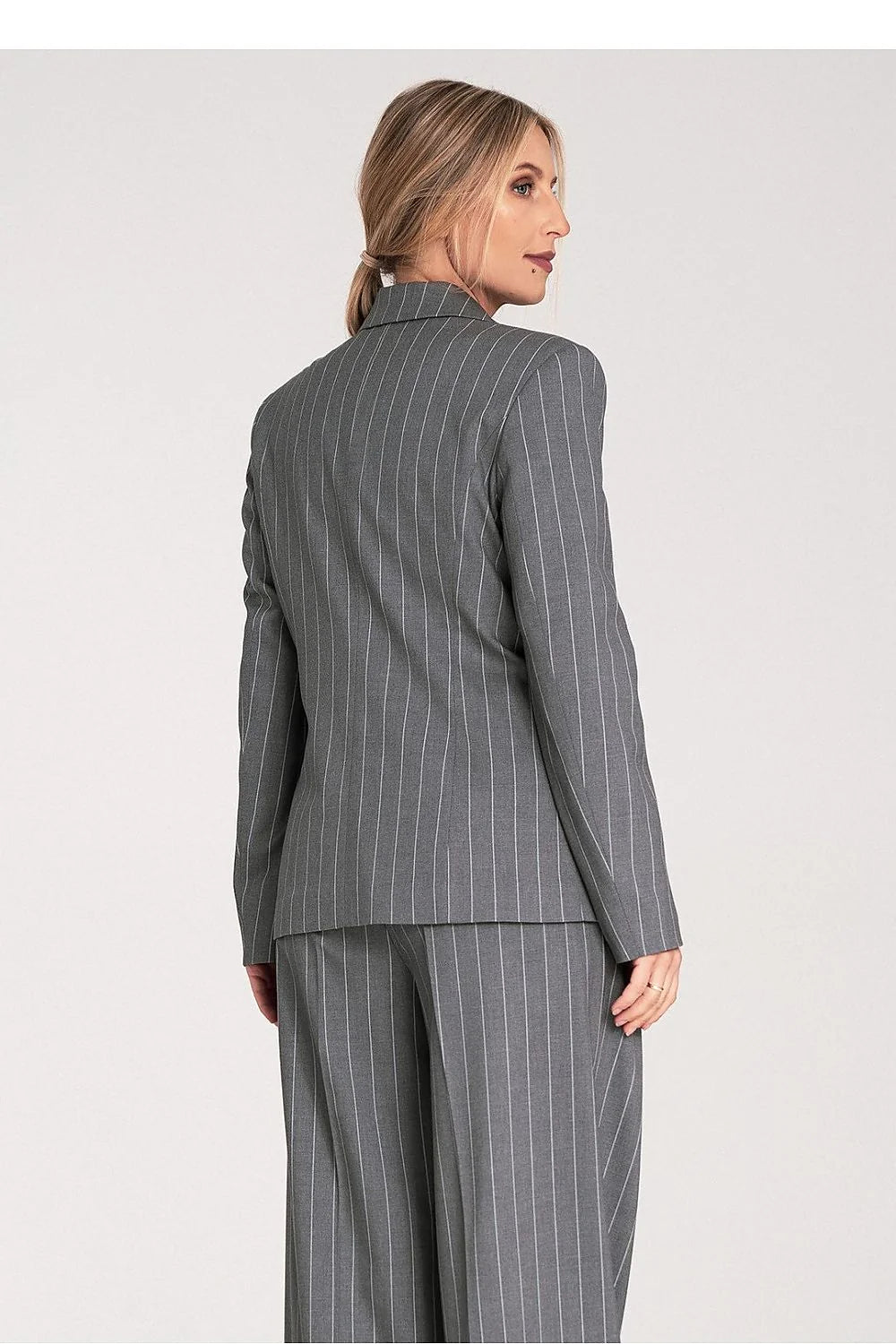 tailleur femme deux pièces blazer croisé double boutonnage pantalon droit gris anthracite fines rayures blanches structuré col revers