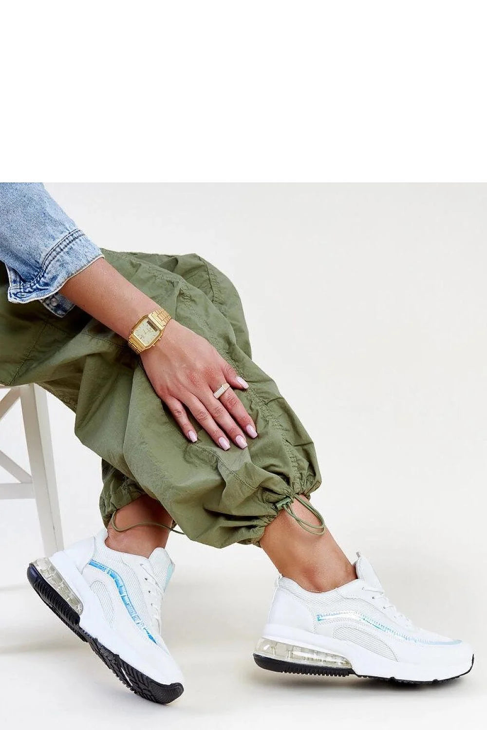 Baskets femmes style moderne urbain cuir synthétique mesh blanc bleu clair logo logo incrusté semelle amortie lacets blancs