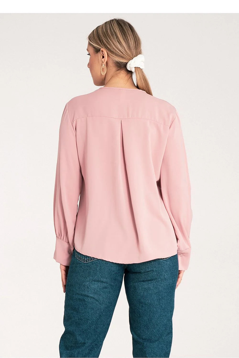 Chemisier élégant pour femme en satin longues manches encolure V poignets boutonnés coupe droite coloris rose pâle polyester 100%