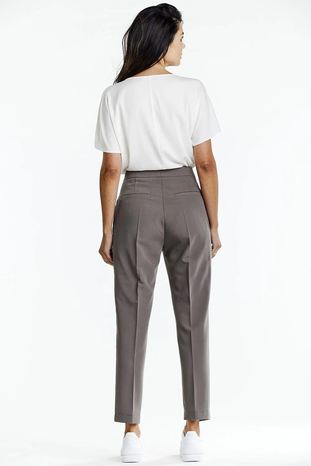 pantalon cigarette raccourci Awama femme taille haute coupe fuselée plis marqués ourlet cheville gris taupe viscose lisse confortable polyvalent élégant