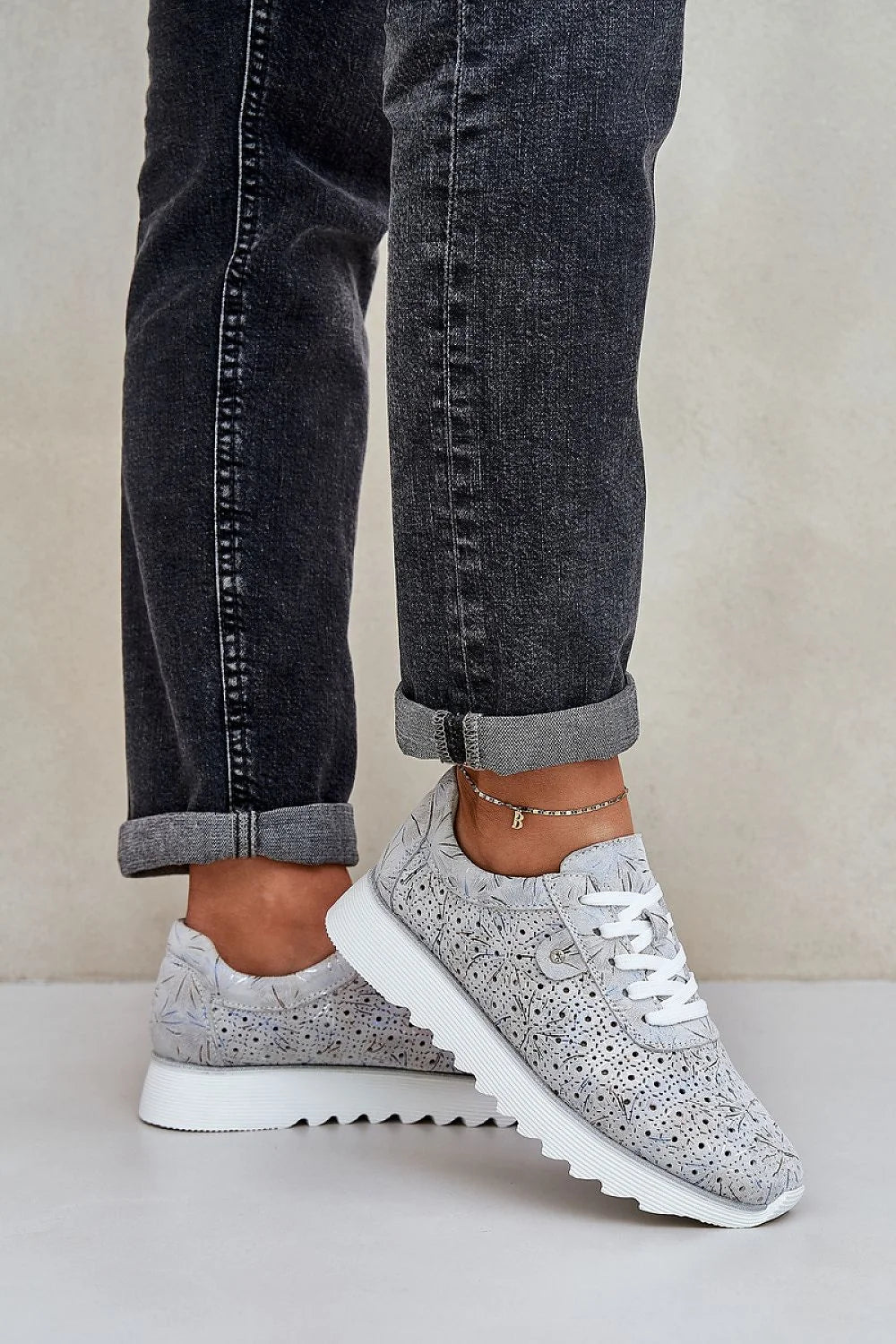 Chaussures de sport féminines modernes à perforations florales, low-cut, plateforme pailletée, cuir suédé naturel, style élégant, confort maximal