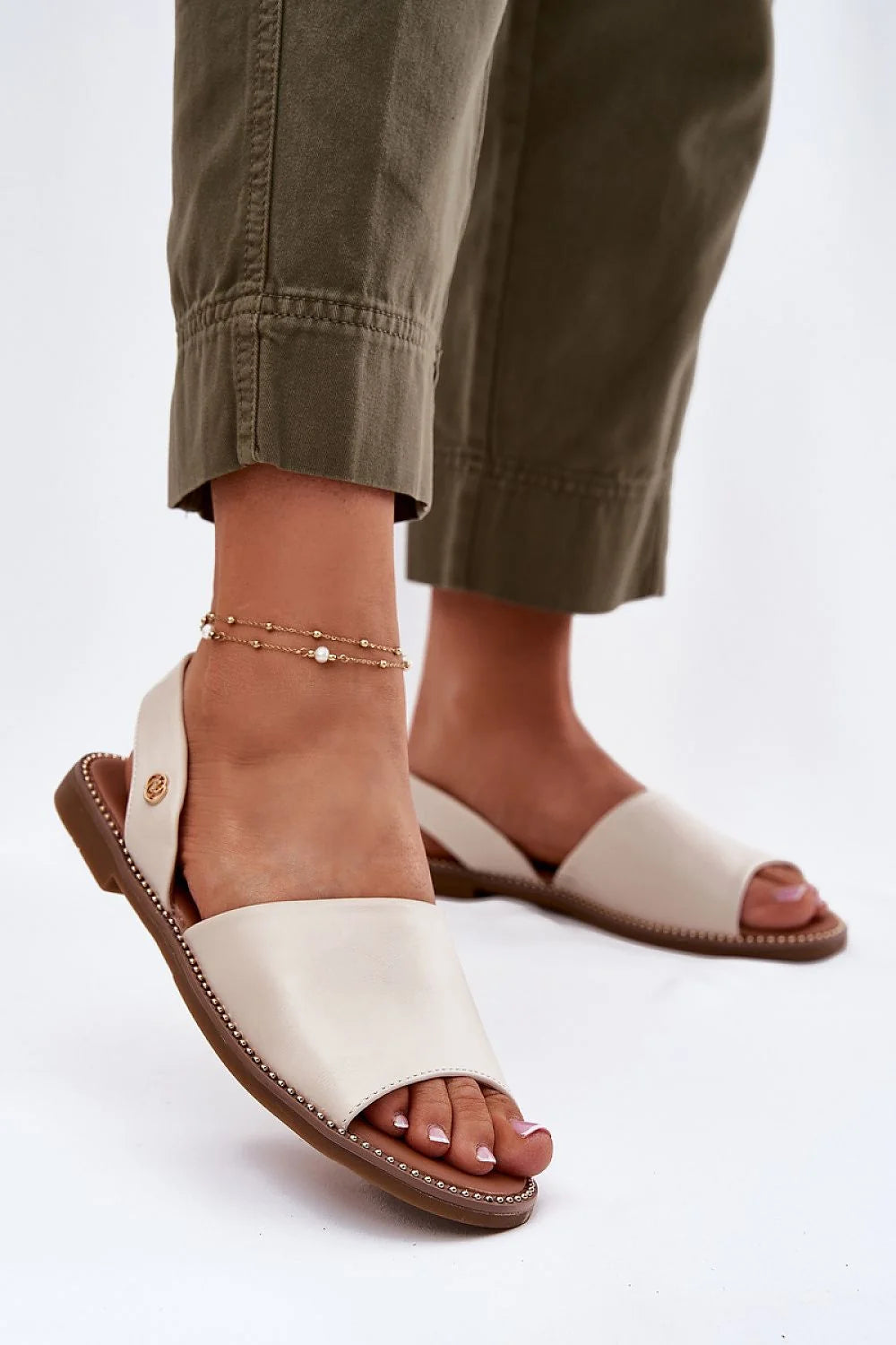 Sandales femmes cuir artificiel écolo moderne talon plat 1.5 cm ouvertes motif perlé beige style élégant été