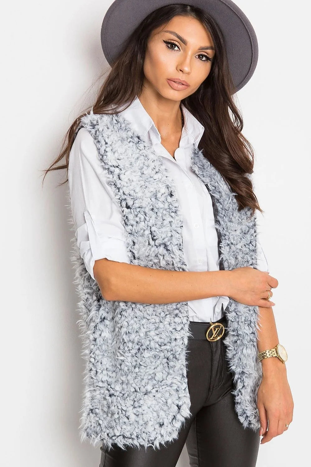 gilet sans manches femme fausse fourrure bouclée gris clair longueur hanches col ouvert texture pelucheuse volumineuse cosy chic