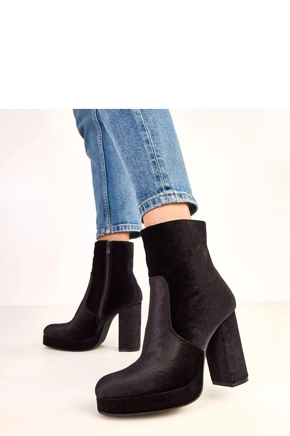 bottines talon poteau 11cm plateforme 2cm suédine écologique noire bout arrondi fermeture éclair latérale tige 14cm doublure confortable