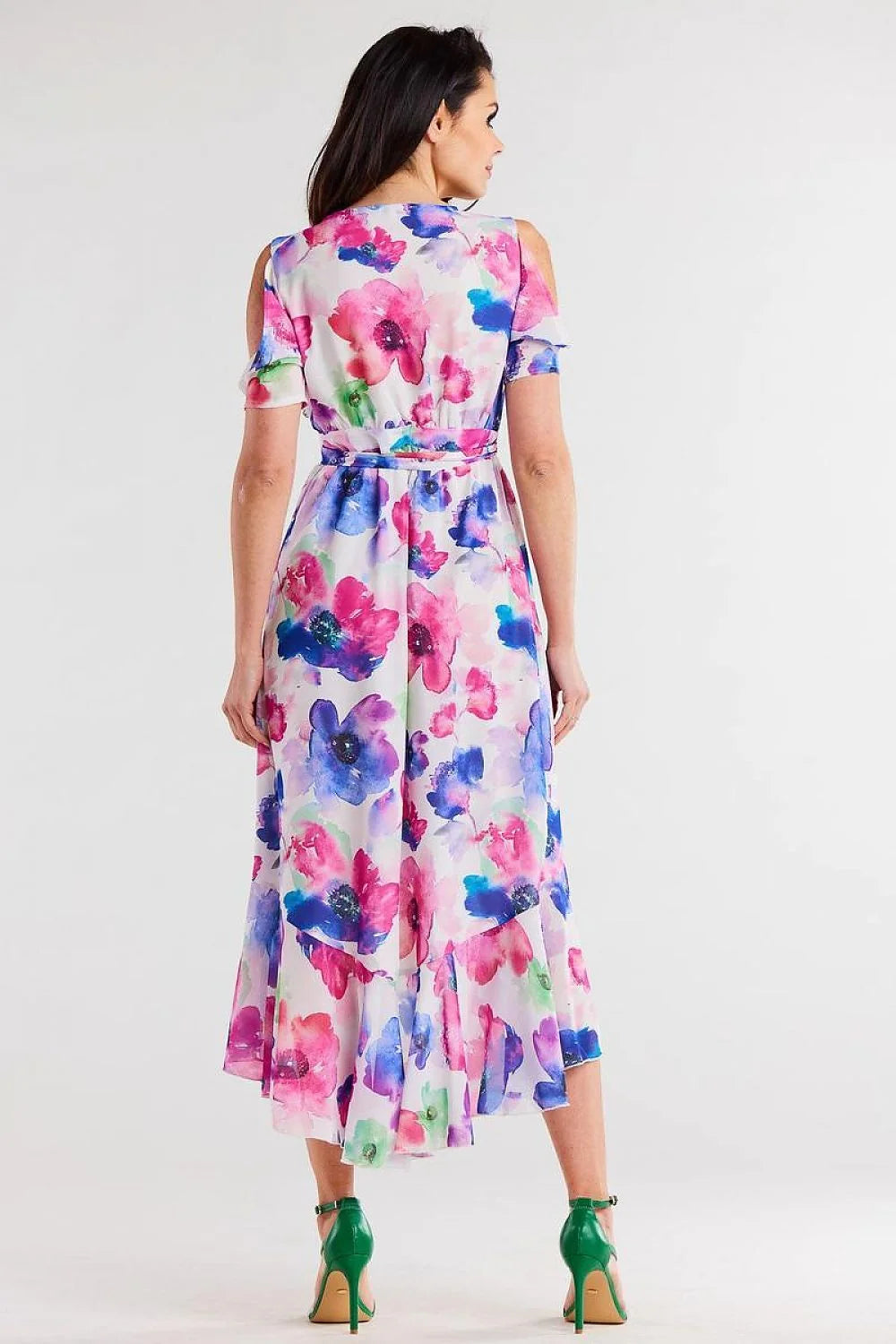 robe estivale awama imprimé floral aquarelle rose violet bleu fond blanc mousseline léger fluide asymétrique portefeuille ceinturée nouée volants midi