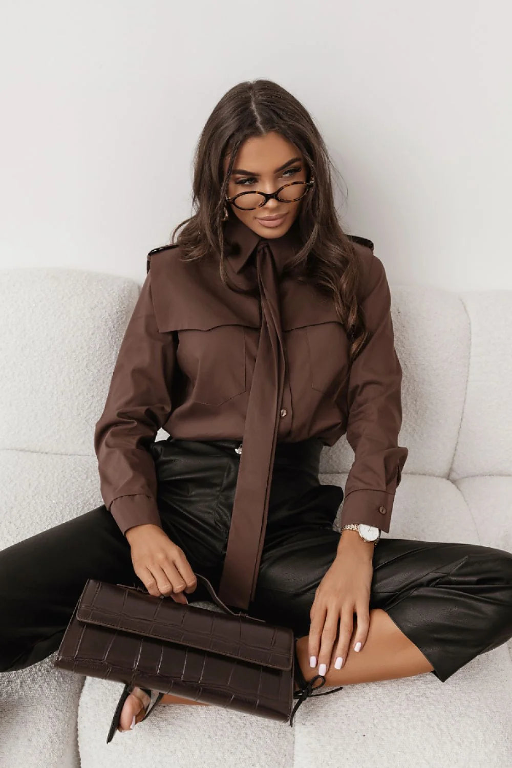 chemise femme marron chocolat lavallière nouée manches longues épaulettes coupe droite tissu fluide poignets boutonnés pochette rectangulaire similicuir embossé croco