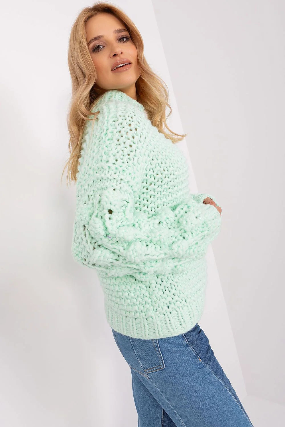 Pull en maille femme couleur pastel manches volumineuses texture tricotée col montant style casual automne hiver