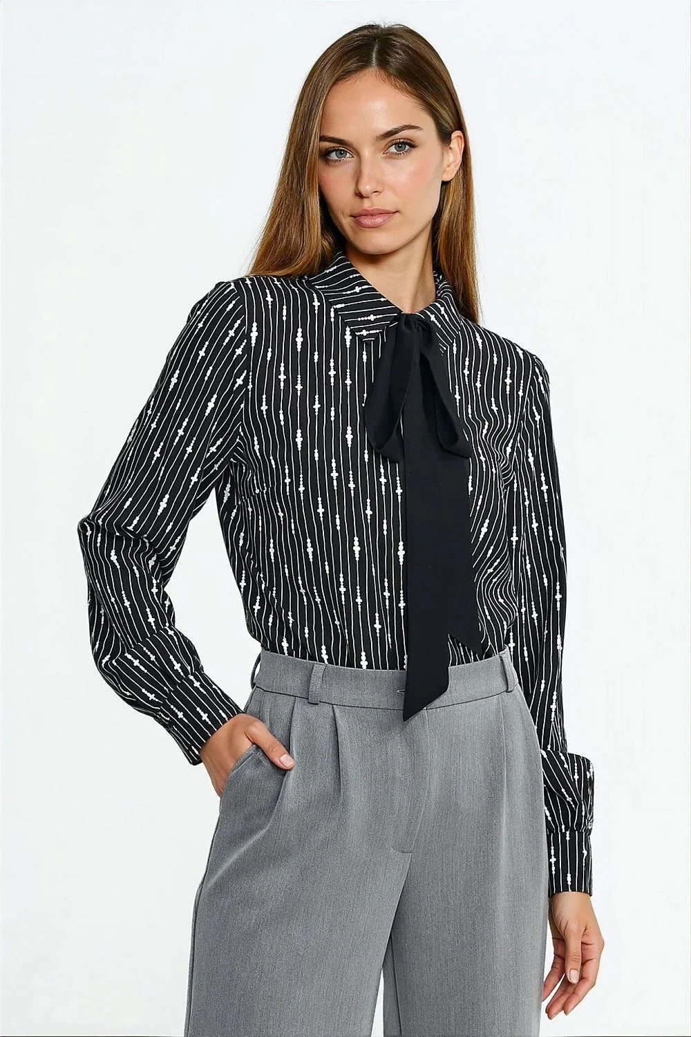 chemise manches longues viscose fluide noir imprimé fines rayures verticales col lavallière noué coupe cintrée poignets boutonnés élégante