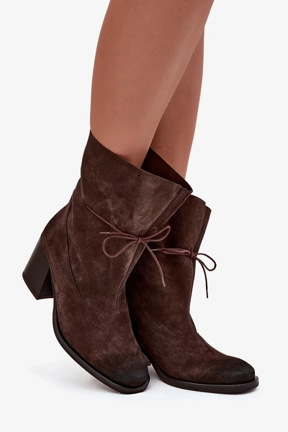 bottines femme daim naturel marron foncé tige cheville froncée lacet décoratif noué bout pointu talon colonne