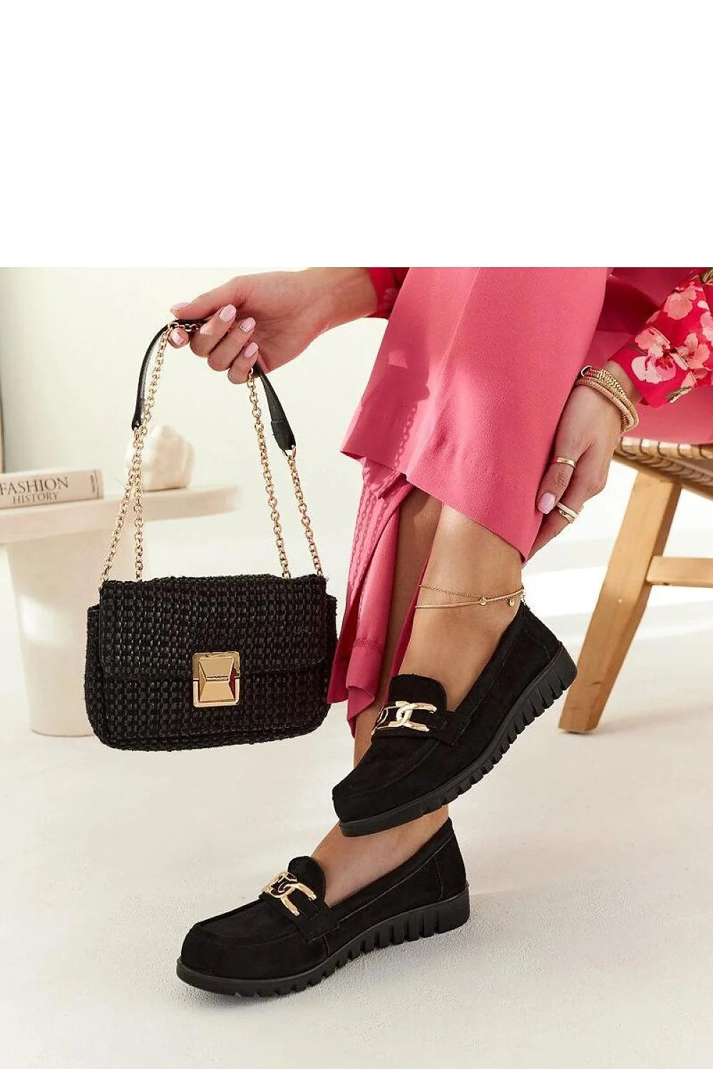Mocassins élégants en daim noir avec boucle dorée pour femme, style minimaliste, confort optimal, occasionnels