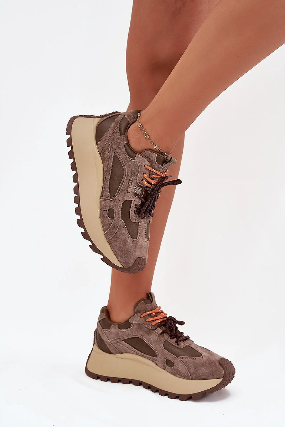 femme sneakers chunky plateforme trekking urbain cuir suédé taupe kaki lacets bicolores semelle crampons beige marron respirante amortissante recyclée rembourrée