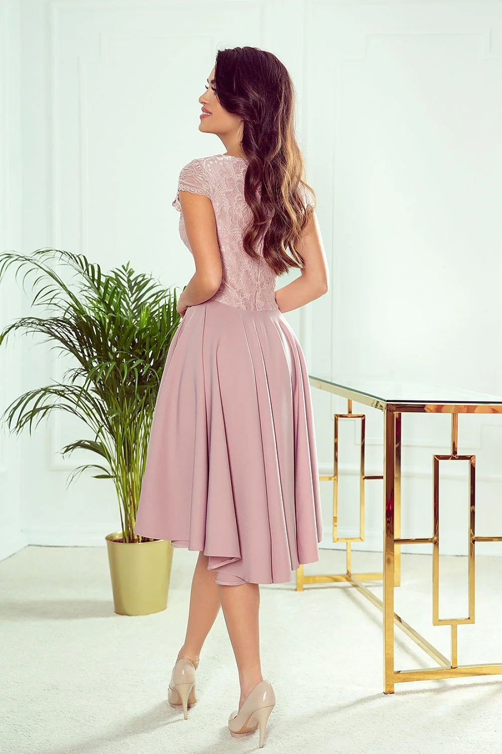 robe soirée asymétrique dentelle bordeaux manches courtes encolure coeur corsage taille cintrée jupe patineuse devant courte derrière longue doublure légère