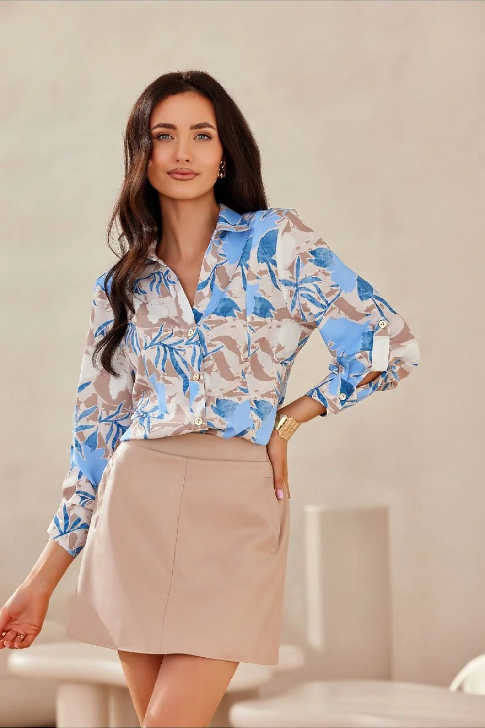 chemise femme élégante imprimé floral bleu beige blanc crème manches trois quarts décolleté V col pointu coupe classique ajustée légère