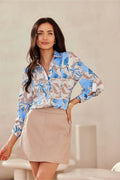 chemise femme élégante imprimé floral bleu beige blanc crème manches trois quarts décolleté V col pointu coupe classique ajustée légère