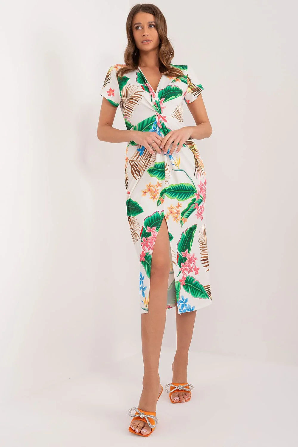 robe estivale tropicale multicolore femme manches courtes décolleté V cintrée midi fente centrale fluide légère imprimé feuilles vertes fleurs roses