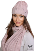 Bonnet et écharpe assortis pour femme en tricot maille torsadée rose pâle style moderne intemporel mode hiver élégance et confort