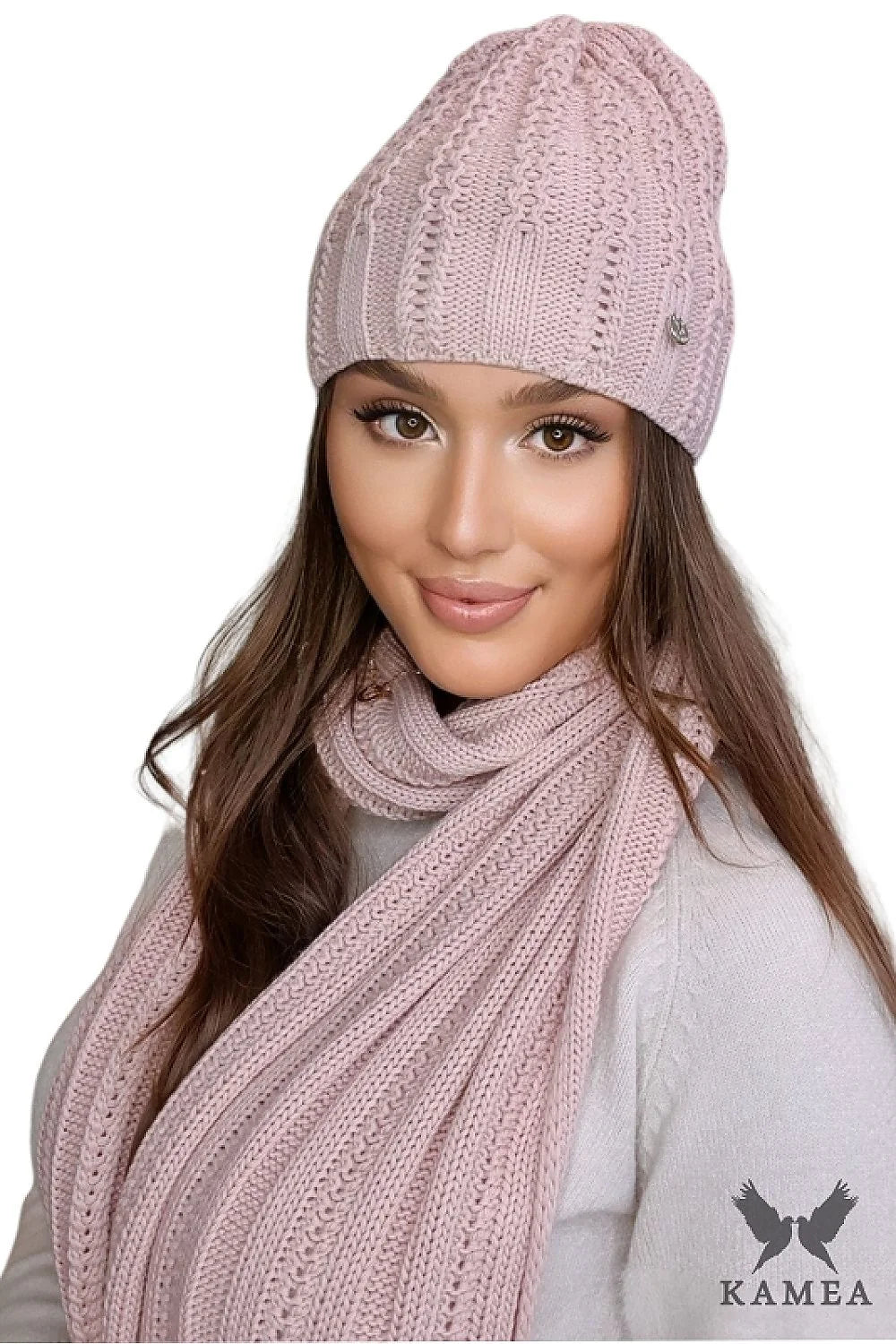 Bonnet et écharpe assortis pour femme en tricot maille torsadée rose pâle style moderne intemporel mode hiver élégance et confort