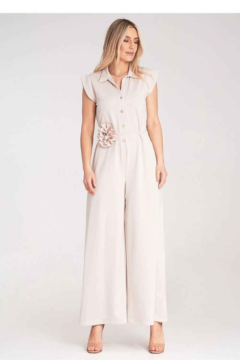 combinaison élégante moderne longue palazzo jambes larges col chemise boutonnage central épaules structurées fluide femme ceinturée fleur appliquée