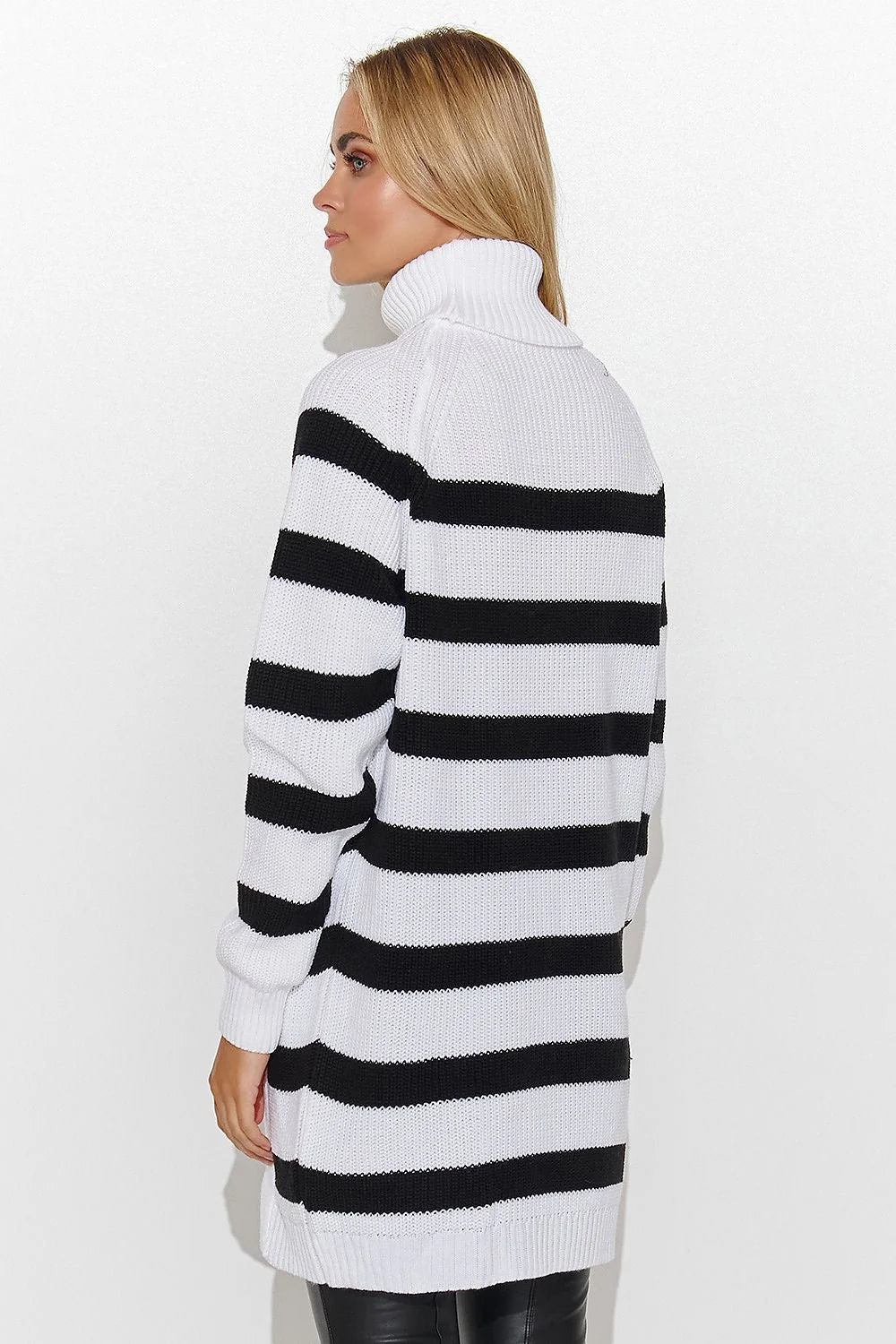 Pull-over tunique à rayures larges col roulé épais boutons dorés épaules droites manches longues finitions côtelées pour femmes mode intemporelle confort élégance