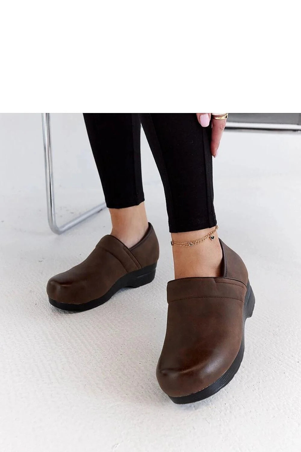 Chaussures pour femmes style sabot couleur marron chaîne dorée confortable élégance quotidienne mode moderne
