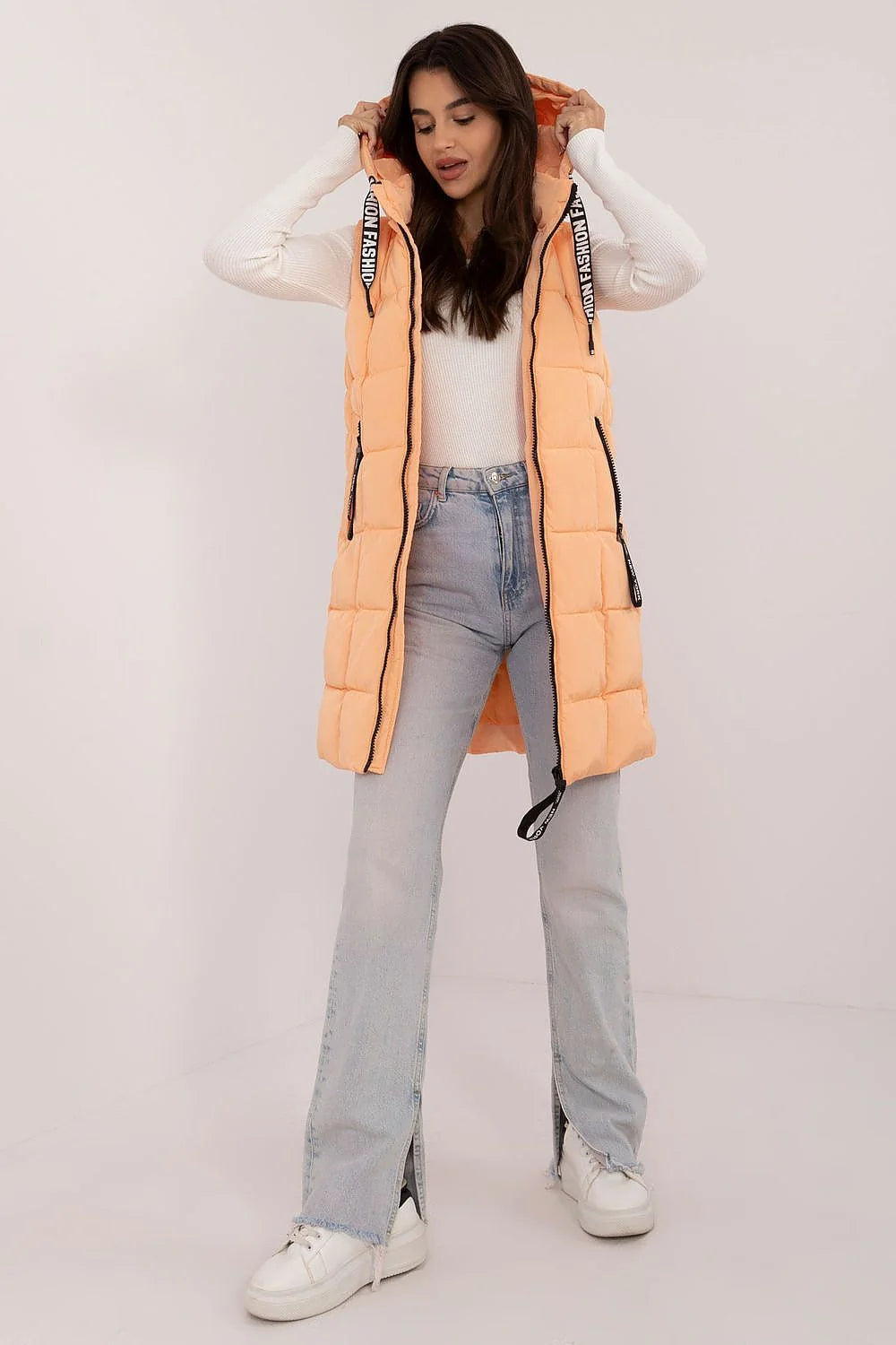 Gilet sans manches pour femme, style urbain, couleur orange pêche, fermeture éclair noire, capuche avec cordon, coupe longue, matelassé, saison automne-hiver