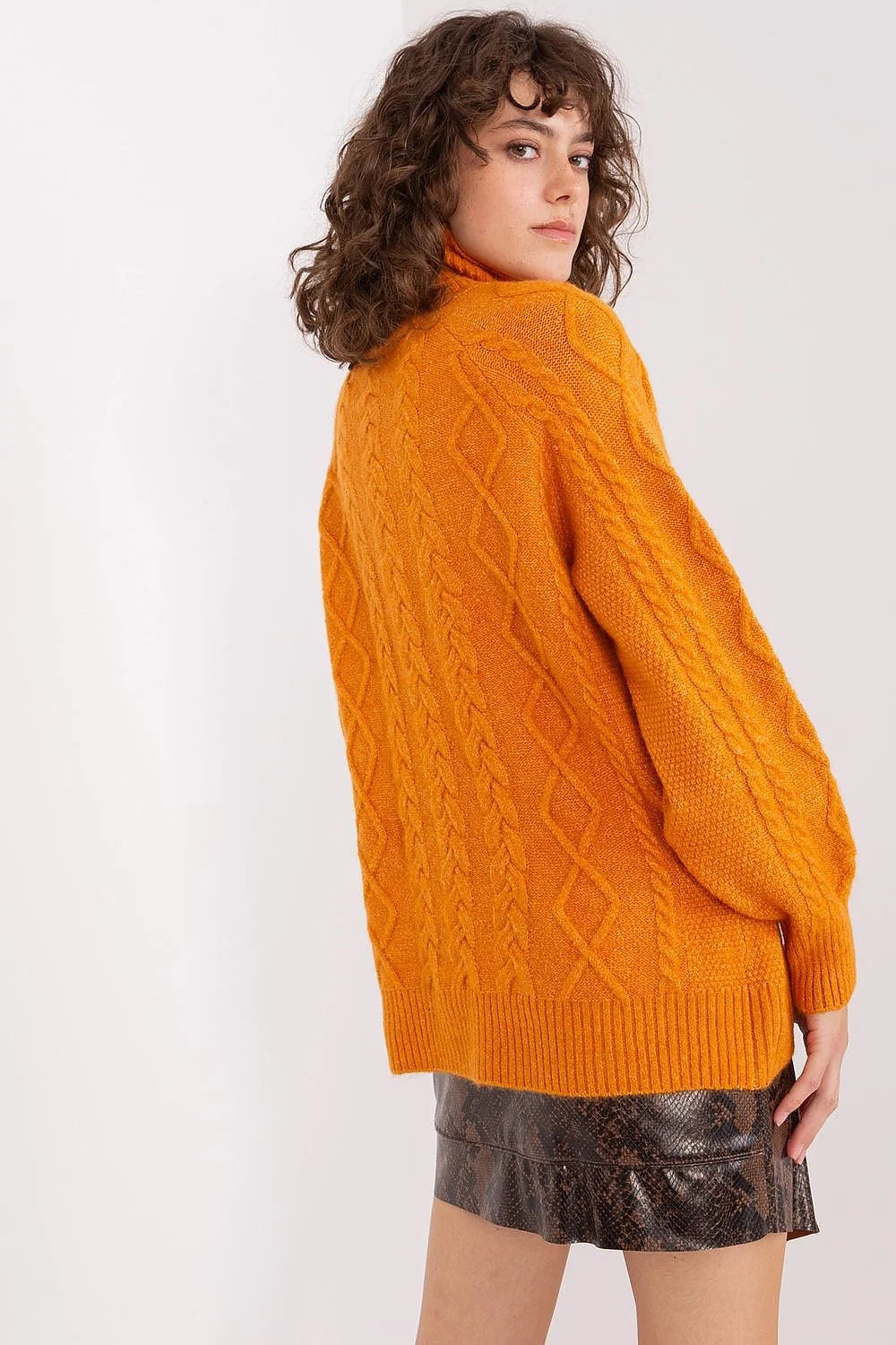 Pull tricoté pour femme col roulé motif torsades texture câblée couleur orange vif manches longues coupe ample