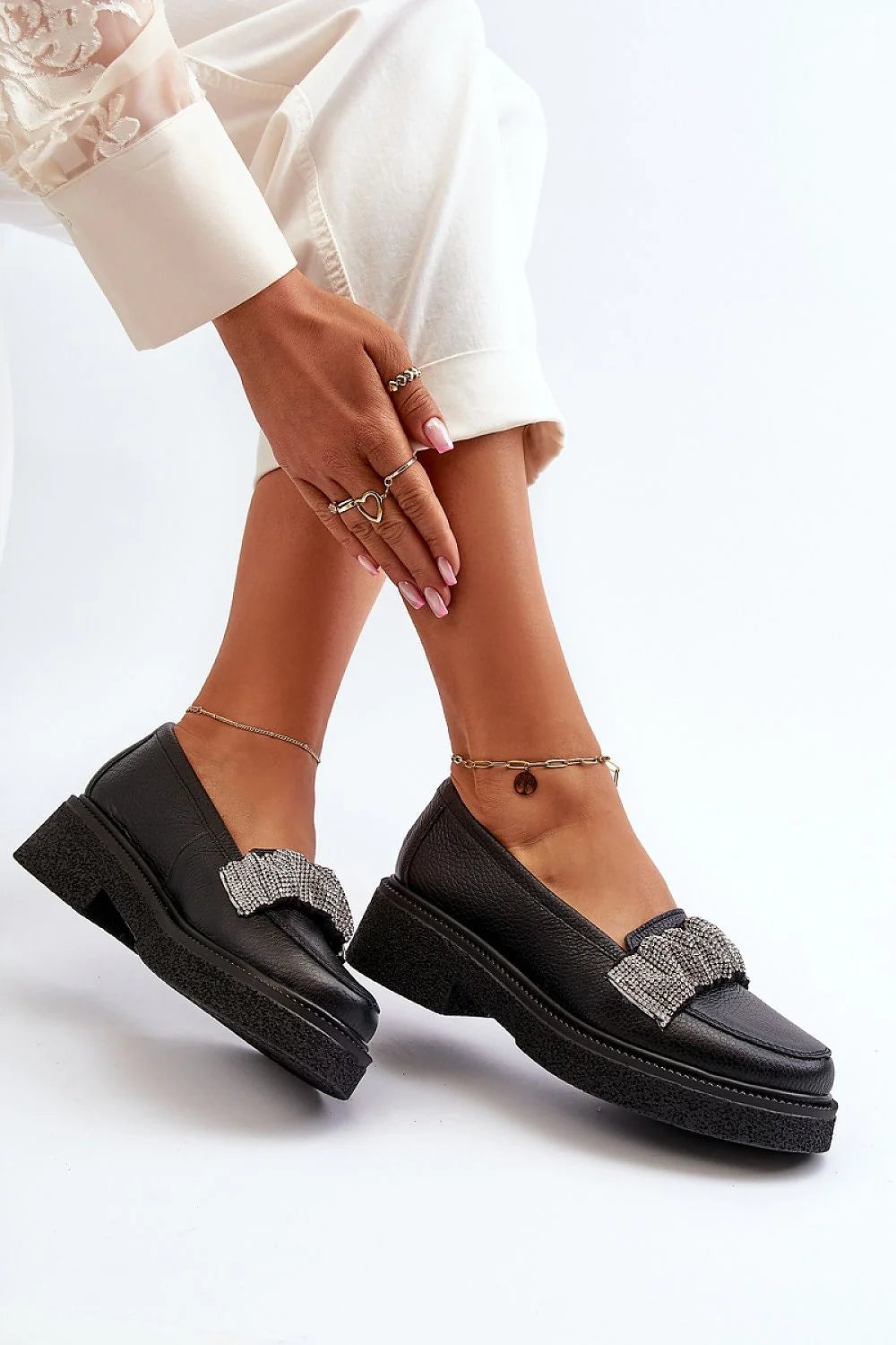 Mocassins féminins élégants en cuir naturel avec strass argentés, design moderne, confort optimal pour femmes