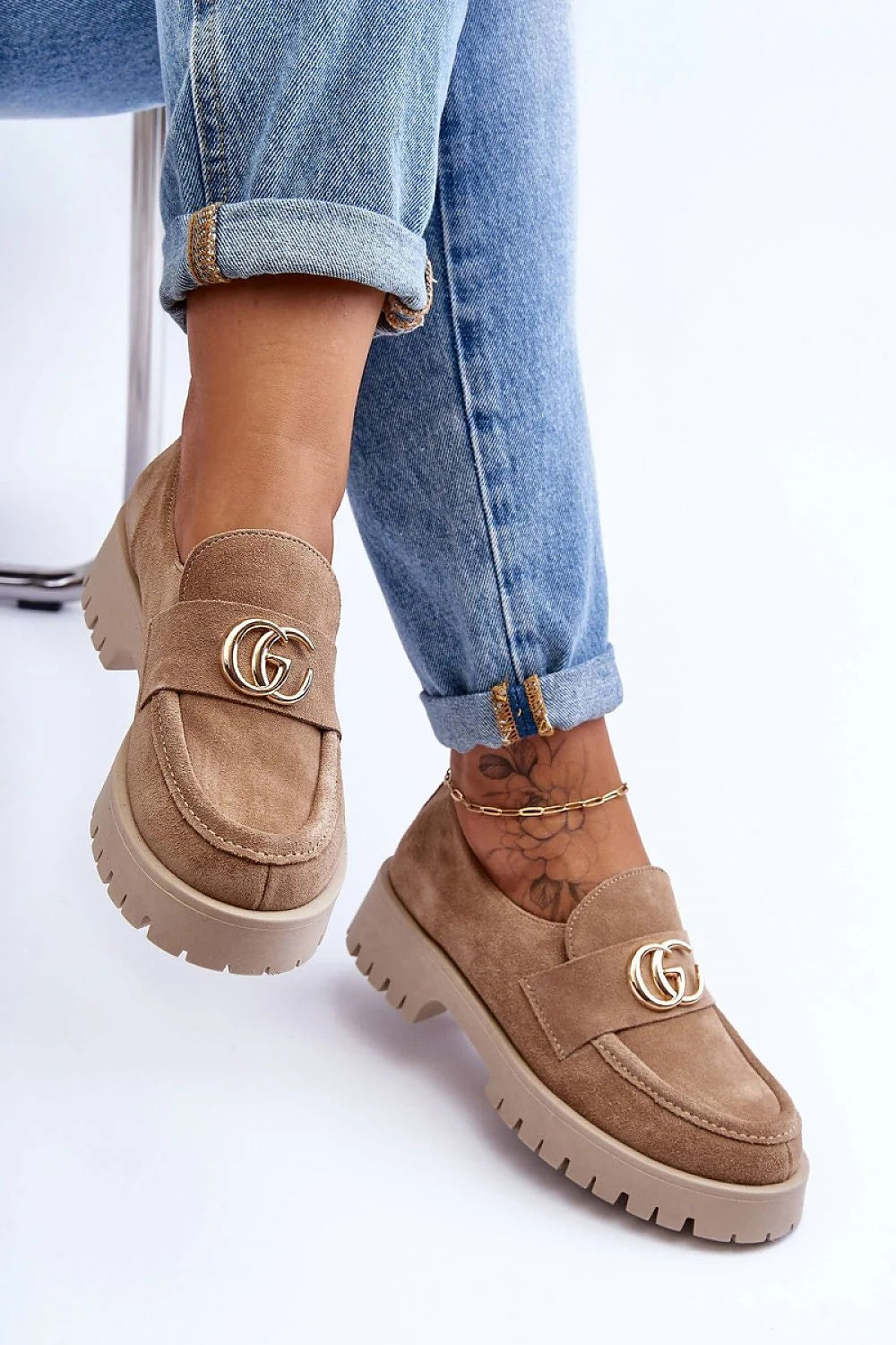Mocassins pour femmes classiques modernes avec semelle épaisse crantée en cuir suédé beige taupe, détails métalliques dorés, confortable et versatile pour tenues décontractées ou formelles
