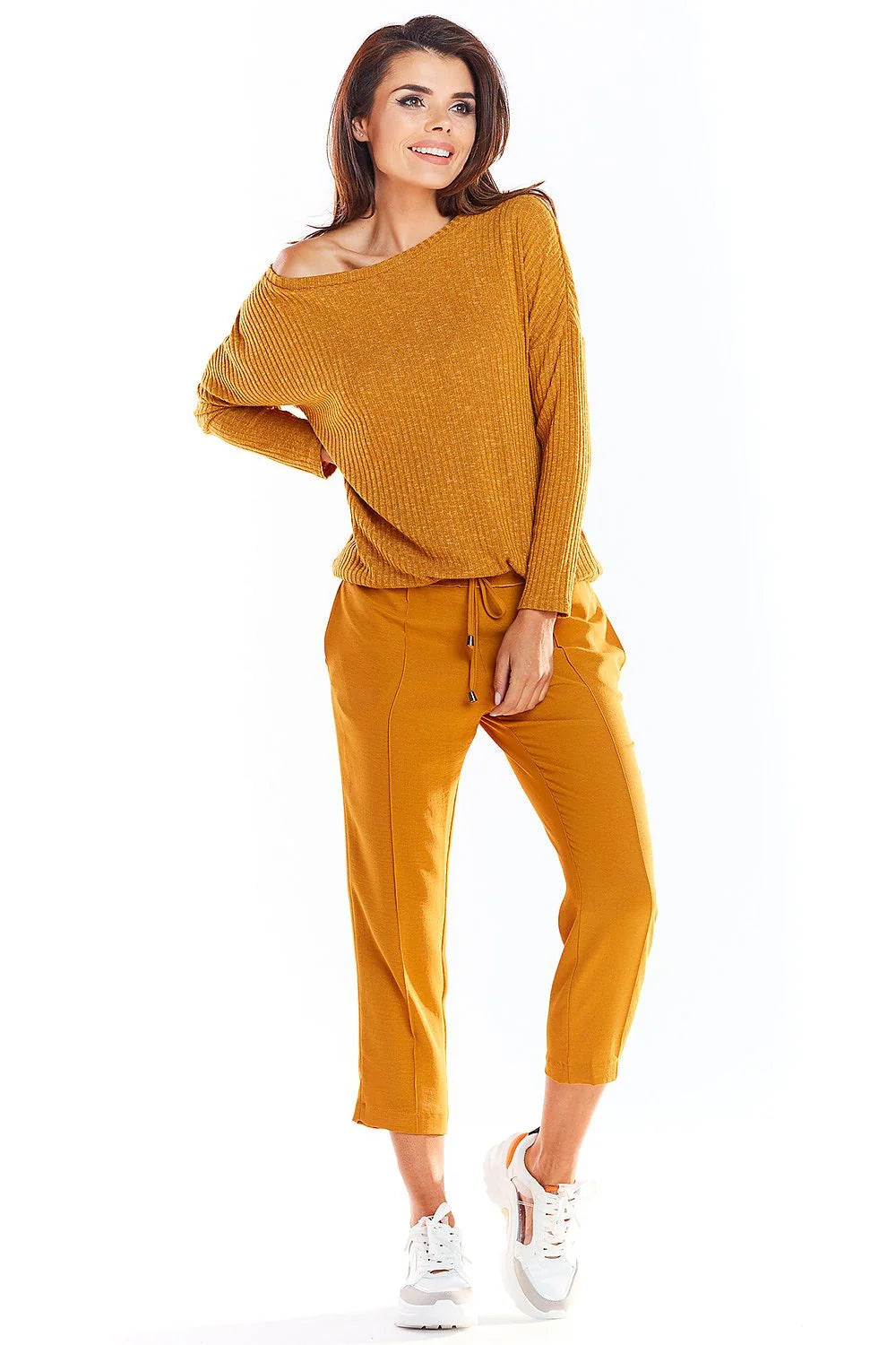haut femme maille côtelée moutarde ocre coupe ample décontractée encolure asymétrique bateau épaule dévoilée manches longues extensible fin confortable polonaise