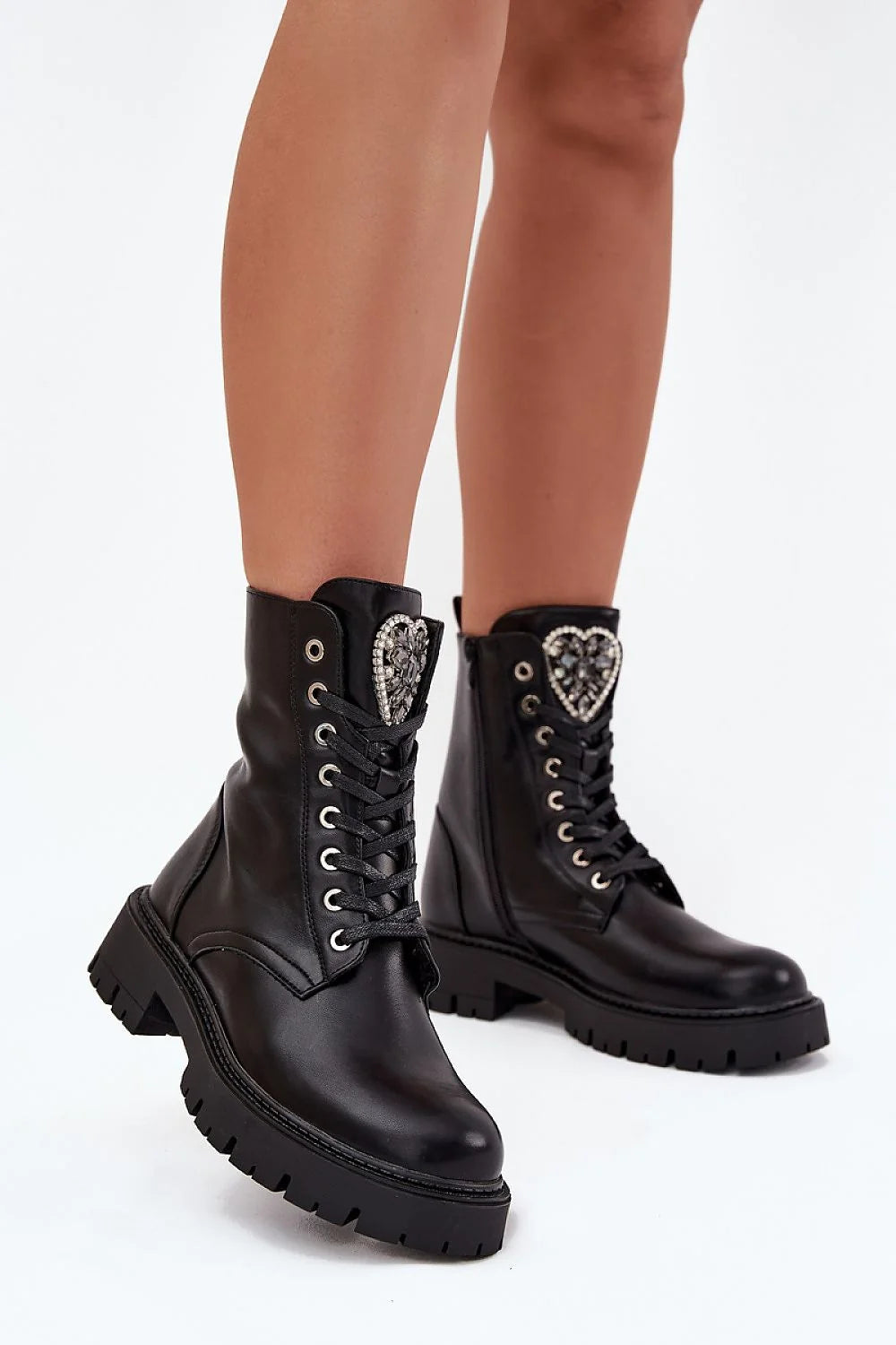 bottines femme cuir écologique doublure fourrure synthétique cheville lacets fermeture éclair latérale plateforme crantée semelle antidérapante noir cœur strass