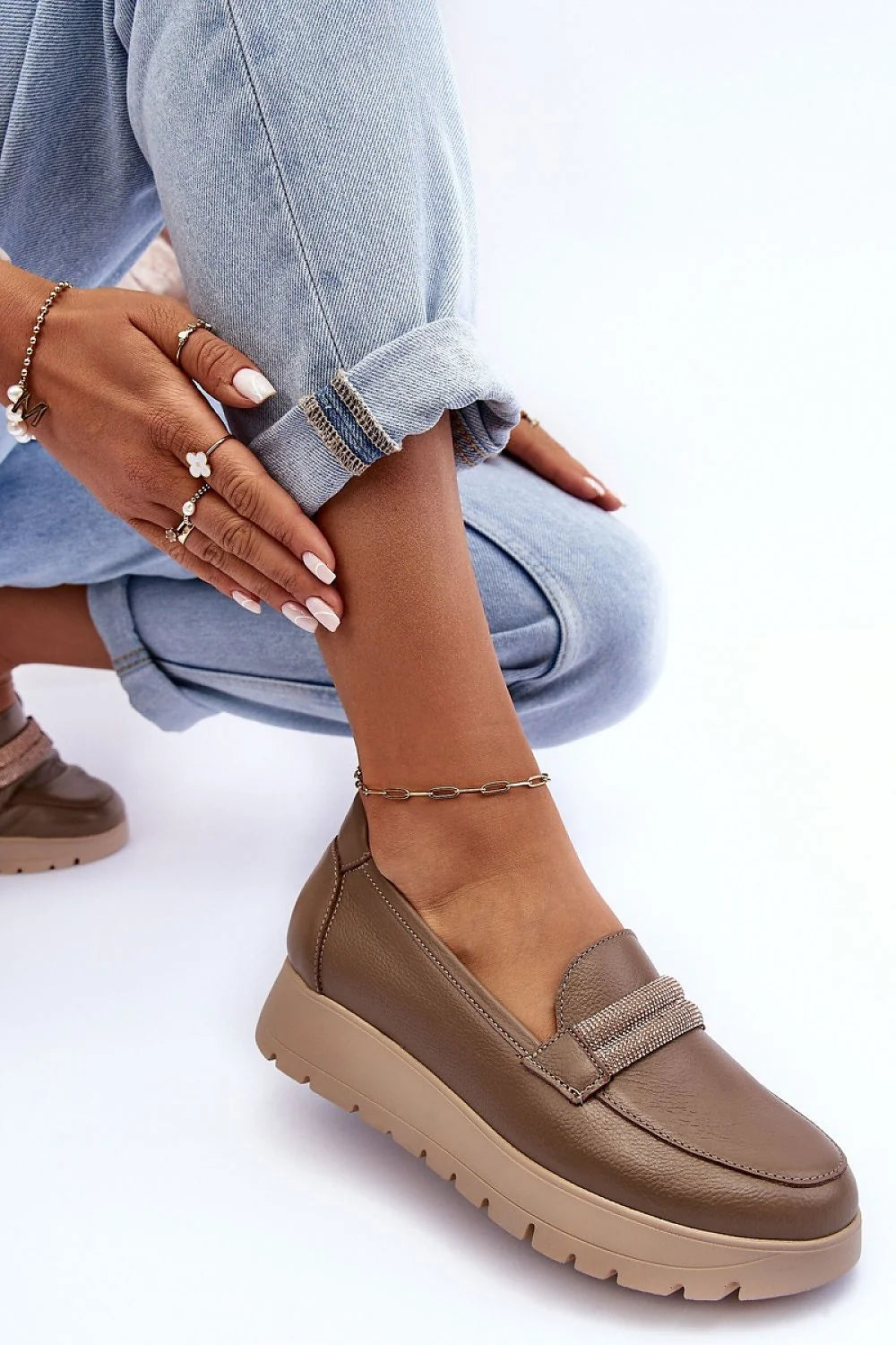 mocassins femme taupe cuir naturel grainé mat bride texturée brillante semelle compensée crantée beige confortables col rembourré polyvalents intemporels élégants
