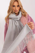 écharpe longue chaude pompons gris clair franges douce cachemire laine texture lisse soyeuse ample minimaliste superposée hivernal chic élégante polyvalente