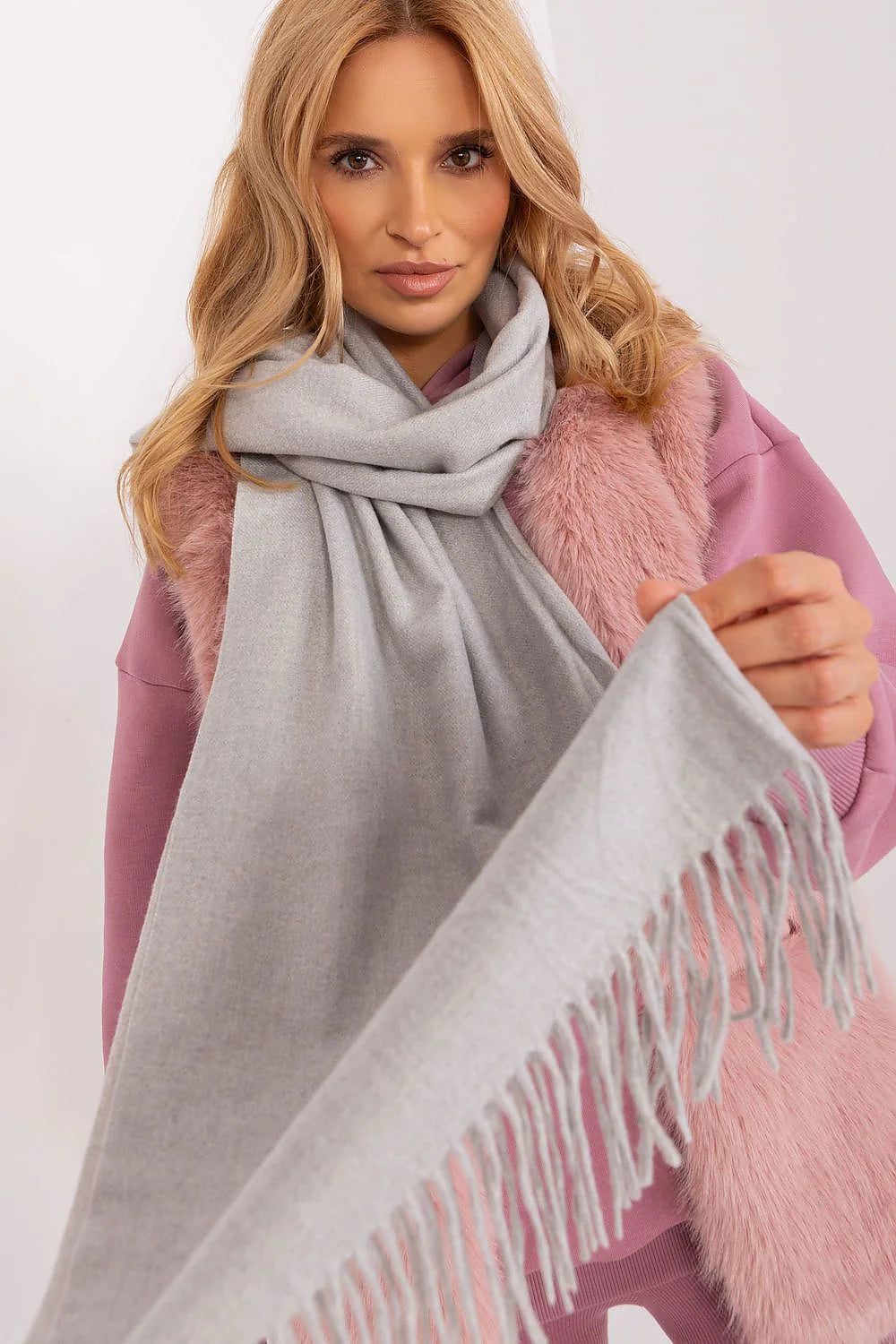 écharpe longue chaude pompons gris clair franges douce cachemire laine texture lisse soyeuse ample minimaliste superposée hivernal chic élégante polyvalente