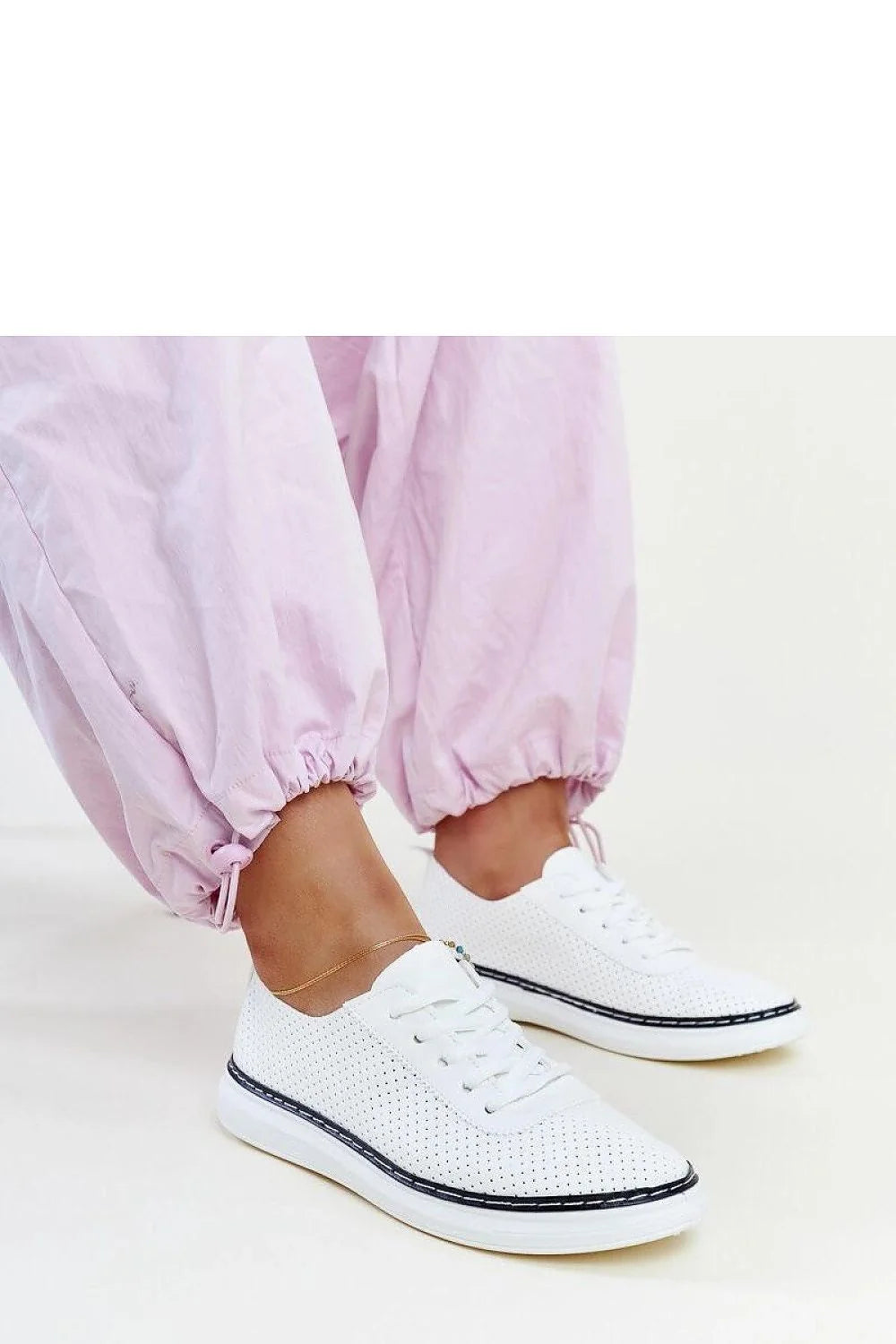 Baskets Solea perforées blanc et noir cuir synthétique lacets classiques style casual usage quotidien sport élégance chaussures femmes modernes