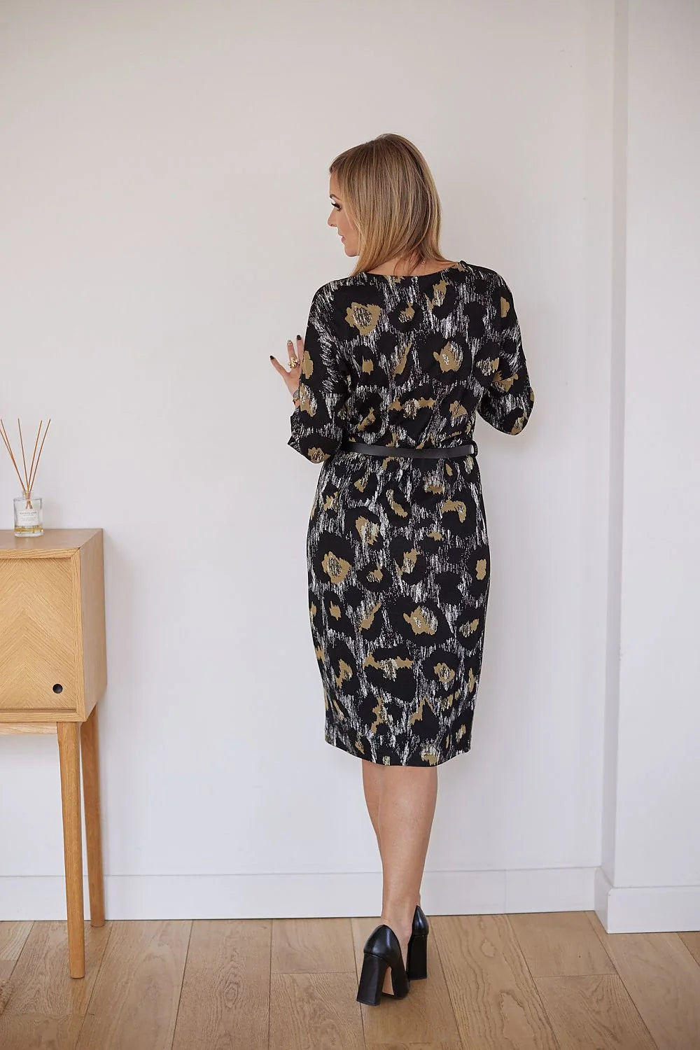 Robe élégante longueur genoux motif animalier abstrait manches 3/4 ceinture intégrée tissu doux femmes matures occasions habillées