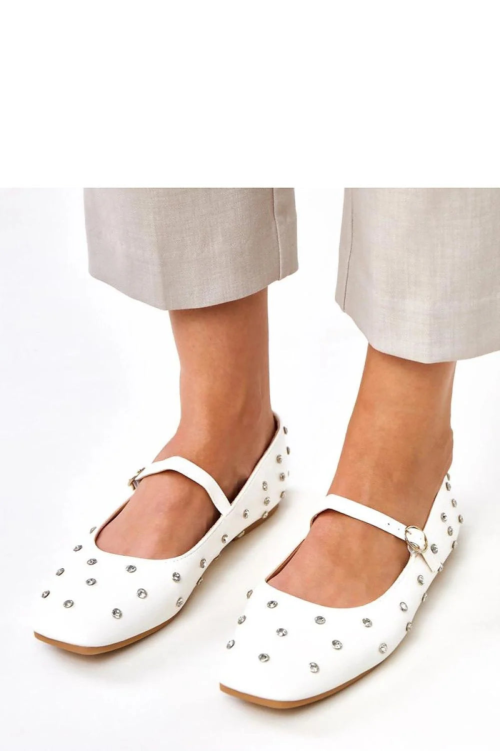 ballerines Solea blanches similicuir écologique bout carré talon bas 1cm bride réglable boucle ornées strass argentés confortables féminines