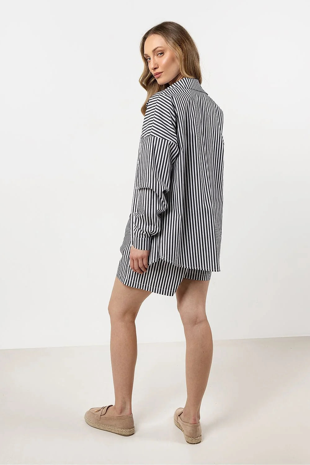 ensemble coordonné femme blazer long oversize short taille haute rayures verticales noir blanc coton léger respirant confortable élégant tailleur chic