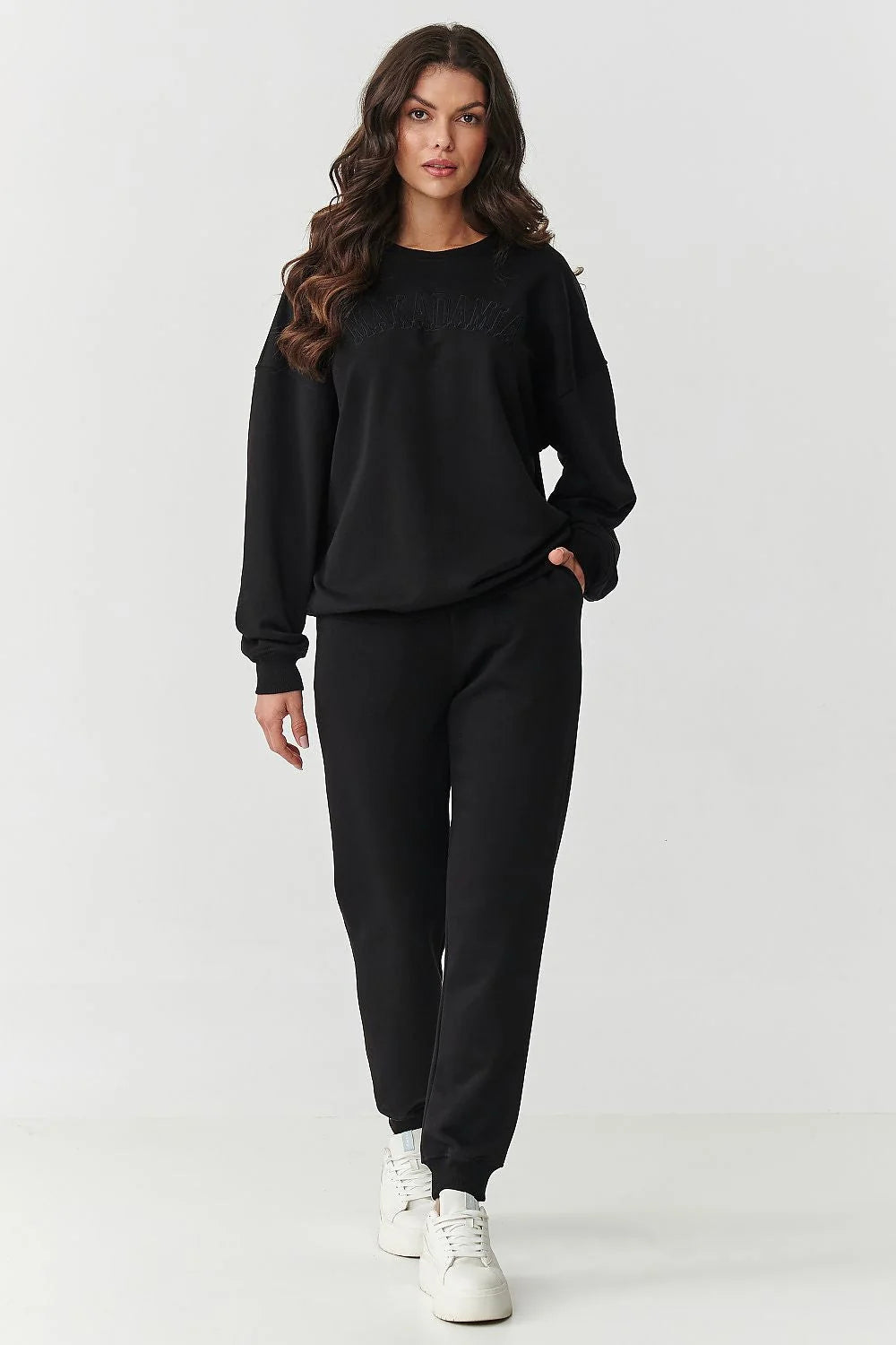 ensemble survêtement femme noir molleton épais oversize sweat col rond coupe ample brodé logo tonal poignets côtelés pantalon taille élastique