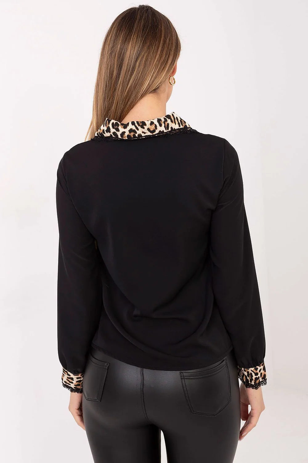 chemise femme manches longues noire boutonnée col classique poignets contrastants imprimé léopard beige dentelle satinée fluide coupe légèrement ample élégante