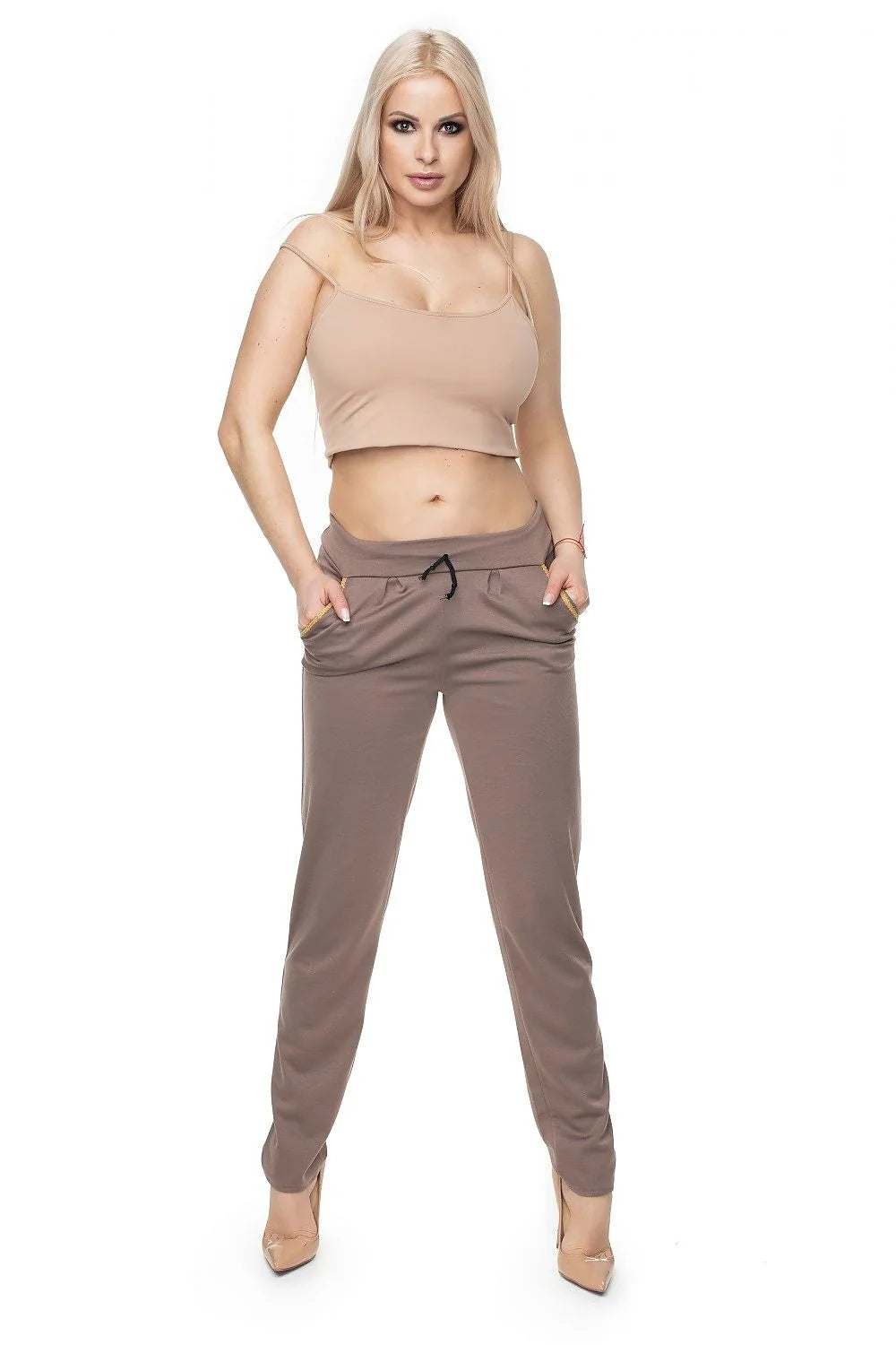 pantalon sportif femme taupe passepoil doré cordon noir taille élastique poches latérales jersey extensible cheville coupe droite