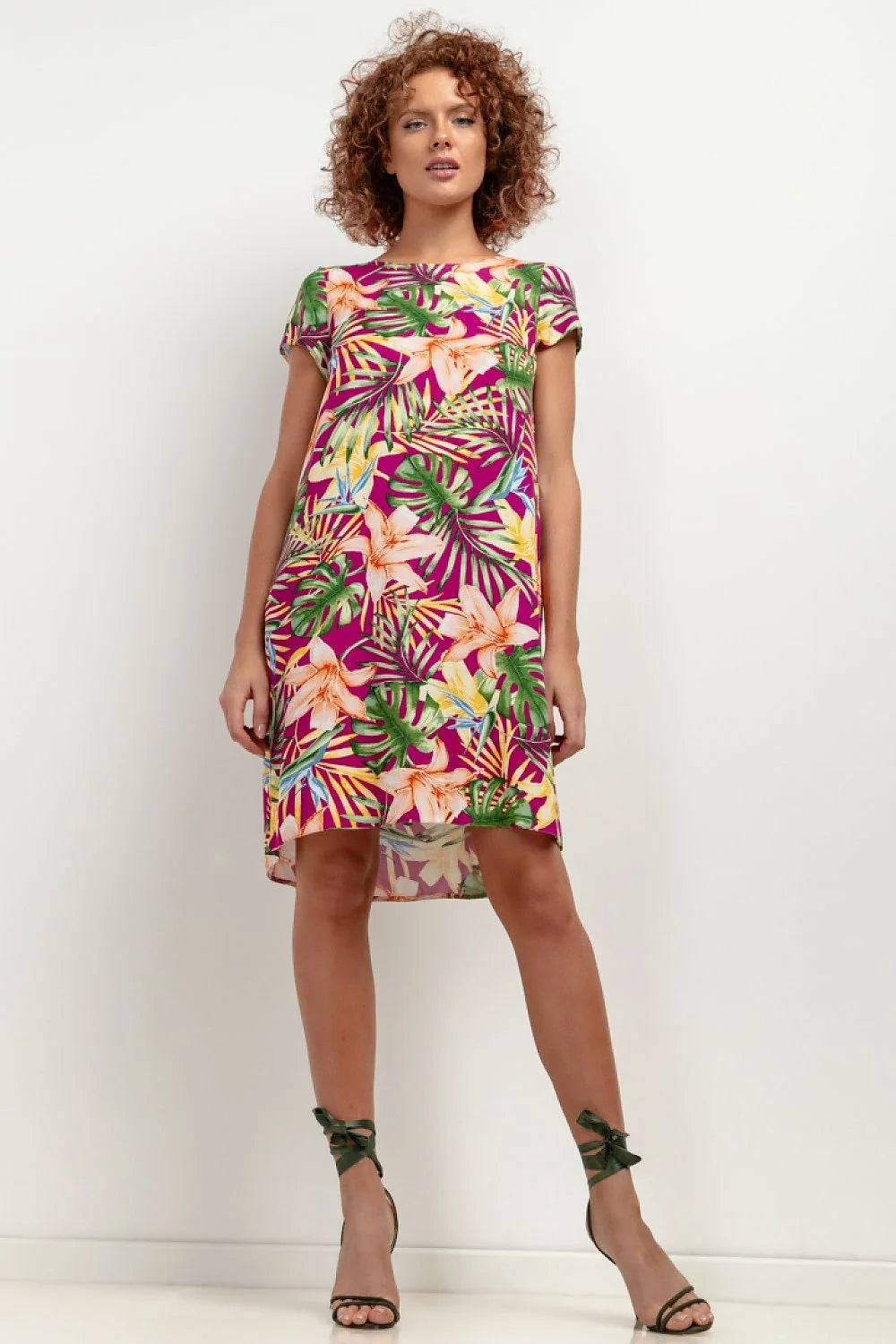 Robe de jour Tessita, robe estivale motifs tropicaux, coupe fluide, manches courtes froncées, décolleté rond, tissu respirant, occasion décontractée, été féminin