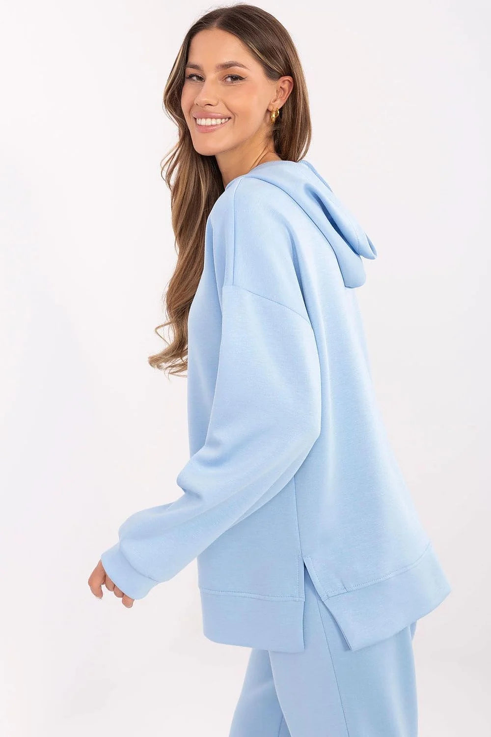 ensemble décontracté femme contemporain minimaliste manches longues pantalon assorti bleu ciel dorés détails molleton doux extensible coupe ample