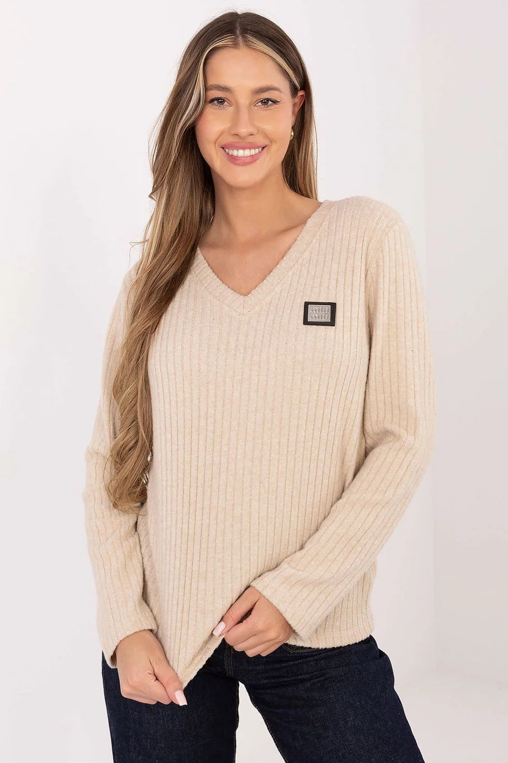 pull femme col V maille côtelée beige crème manches longues coupe décontractée doux coton élasthanne ajusté polyvalent intemporel