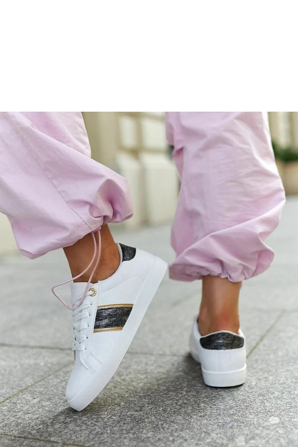 baskets femme blanches similicuir moderne élégant bandes noires dorées semelle épaisse confort lacets ajustables coupe basse sportive urbaine polyvalente