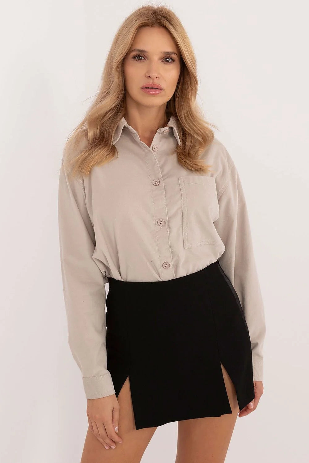 Chemise manche longue sublevel beige clair jupe noire fendue outfit femme mode minimaliste versatile