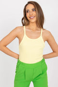 Tenue estivale femme débardeur pantalon couleur jaune verte coton élasthanne ajusté confort summer outfit