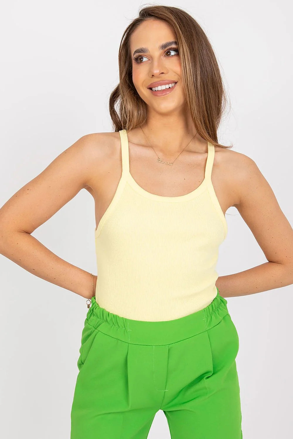 Tenue estivale femme débardeur pantalon couleur jaune verte coton élasthanne ajusté confort summer outfit