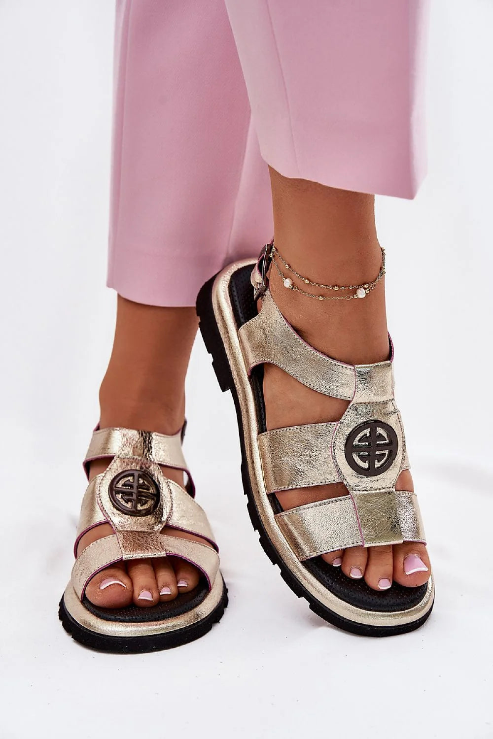 sandales femmes cuir métallisé doré texturé brides larges médaillon circulaire semelle crantée noire plateforme légère matelassée confortable élégante urbaine estivale