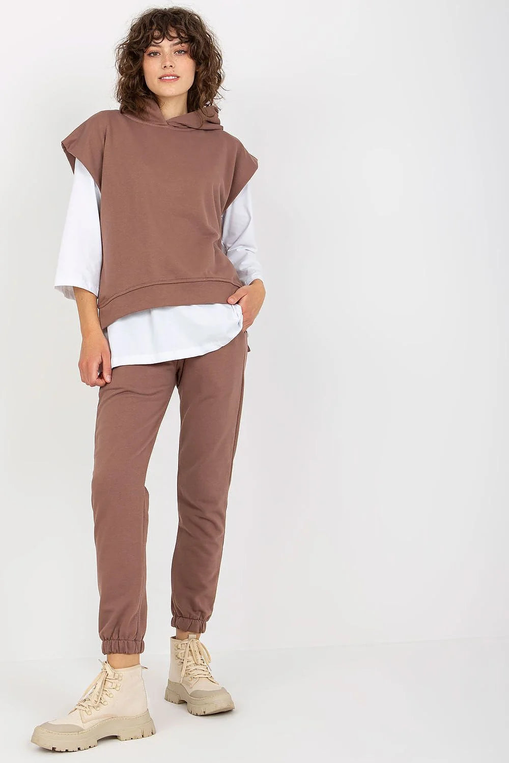 ensemble femme casual athleisure blouse sweat pantalon beige coton polyester confort moderne capuche sans manches coupe relaxed poches elastique molleton